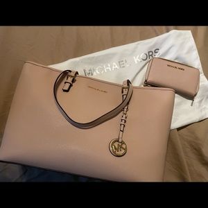 Michael Kors 
Jet Set Medium Saffiano Leather Top-Zip Tote Bag